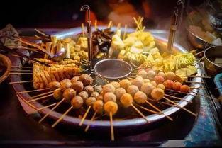 吃夜宵的时候吃瓜,瓜果飘香，尽享美食与娱乐的双重盛宴